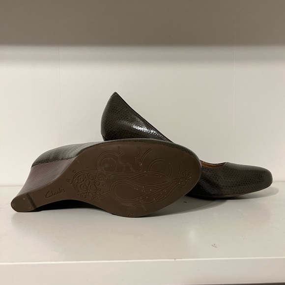 Clarks Mushroom Brown Snake Round Toe Wedge Pump - Picture 2 of 3